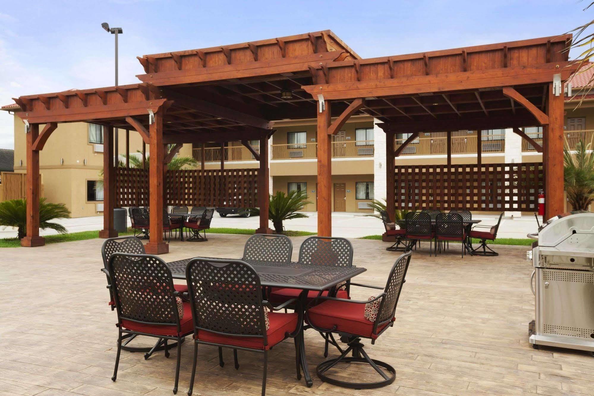 Days Inn & Suites By Wyndham Houston North-Spring Westfield Exterior photo